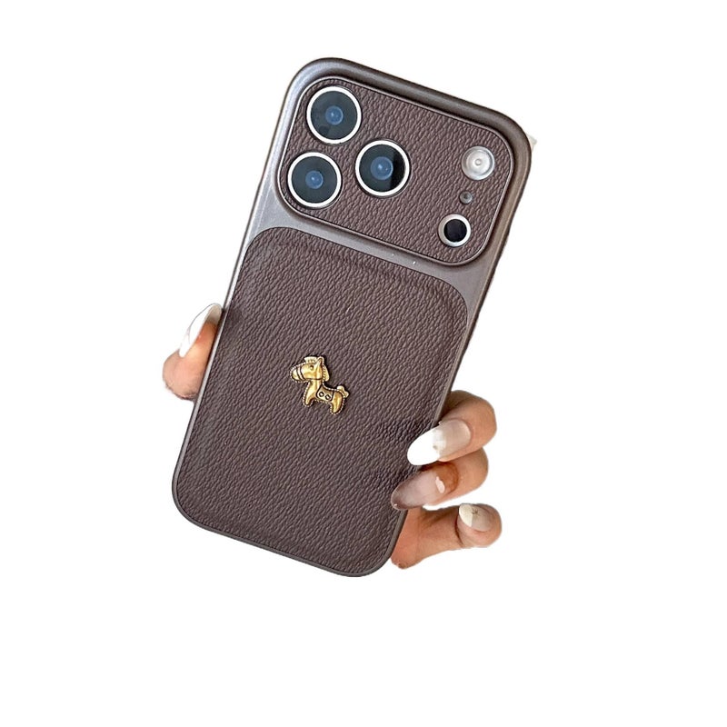 LS غطاء واقي، مقاوم للصدمات لـ iPhone 15 / 15 Plus / 15 Pro / 15 Pro Max، نقشة حصان صغير، Milk Coffee Brown، ملمس جلد باللون البني - Image 1
