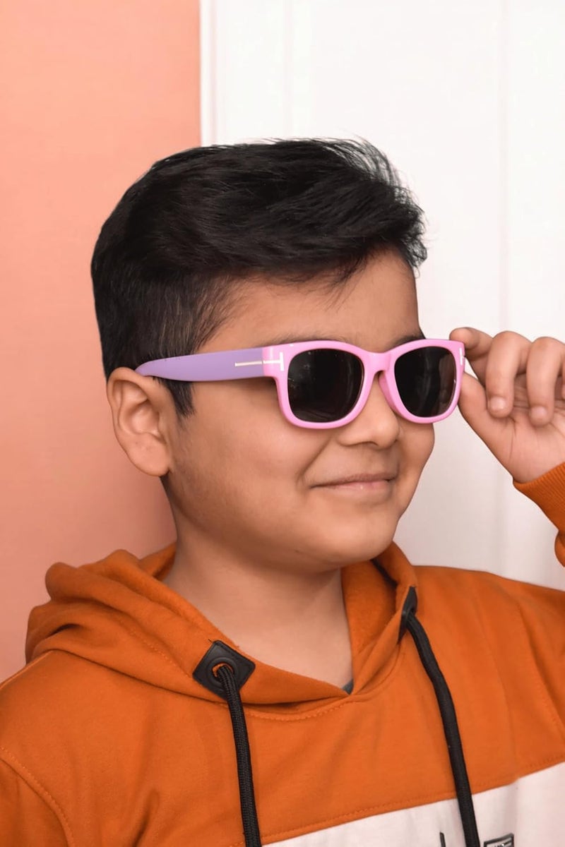 AMOUR نظارات شمسية قطبية أنيقة للأطفال للجنسين مع عدسات حماية من الأشعة فوق البنفسجية، مناسبة للأعمار من 4 إلى 7 سنوات | 1 نظارة شمسية، 1 علبة، 1 قطعة قماش تنظيف - Image 5