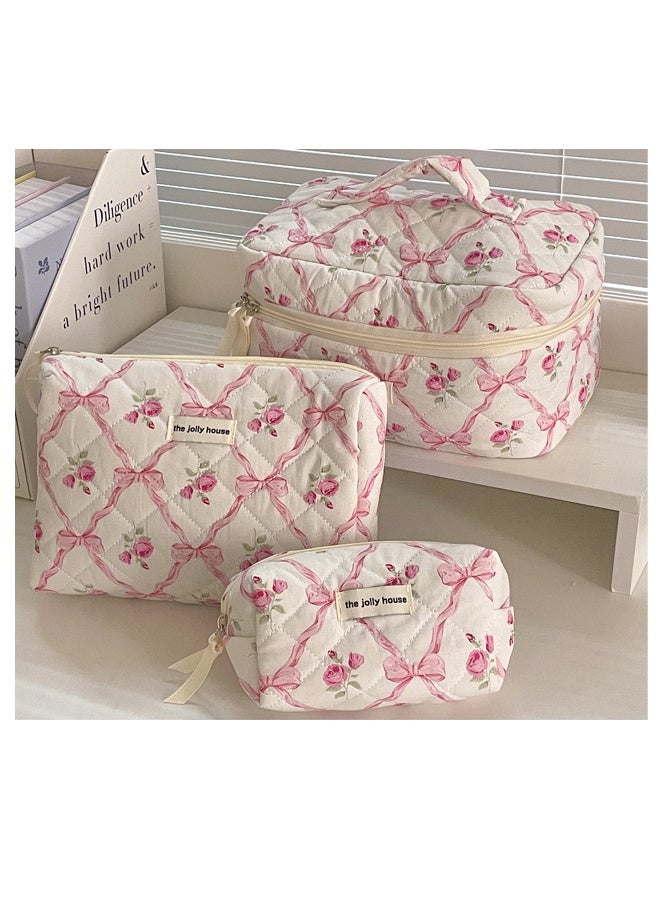 حقيبة مكياج كبيرة مبطنة من 3 قطع للنساء والفتيات، حقيبة مستحضرات تجميل قطنية جميلة مزينة بأزهار، حقائب أدوات الزينة المنظمة للسفر (أقواس وردية) - Image 1
