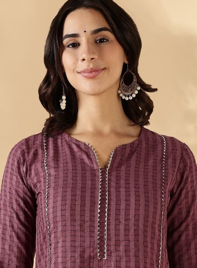 Abhishti Textured kurta with delicate lace detail on the neck, shoulder princess and sleeves with solid pant - Image 2