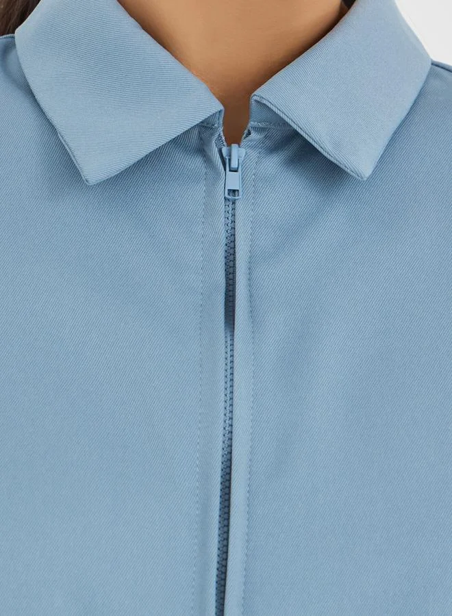 Styli Styli Solid Spread Collar Front Zipper Crop Shirt