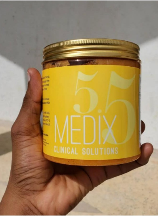 Medix 5.5 Vitamin C + Turmeric Firming + Brightening Body Scrub 500 ML  - Image 1