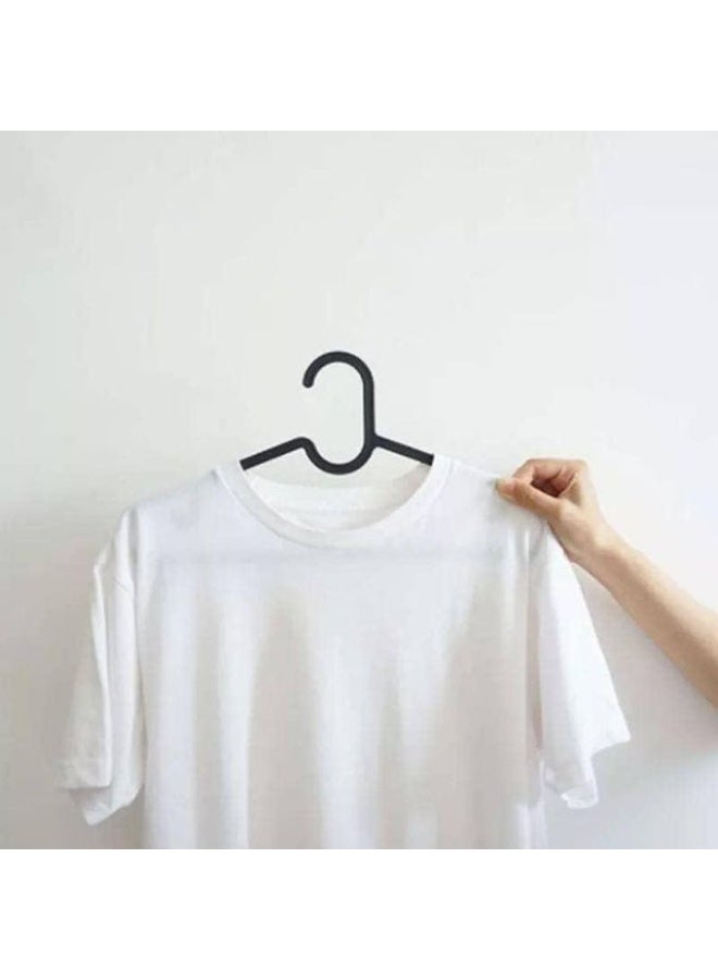 طقم شماعات وعلاقات ملابس بلاستيك قوية 10 قطع – شماعة هدوم مانعة للانزلاق لتنظيم خزانة ودولاب المنزل– علاقة هدوم متينة موفرة للمساحة للقمصان والبناطيل والفساتين – علاقات خزانة عالية الجودة لون أسود - Image 5