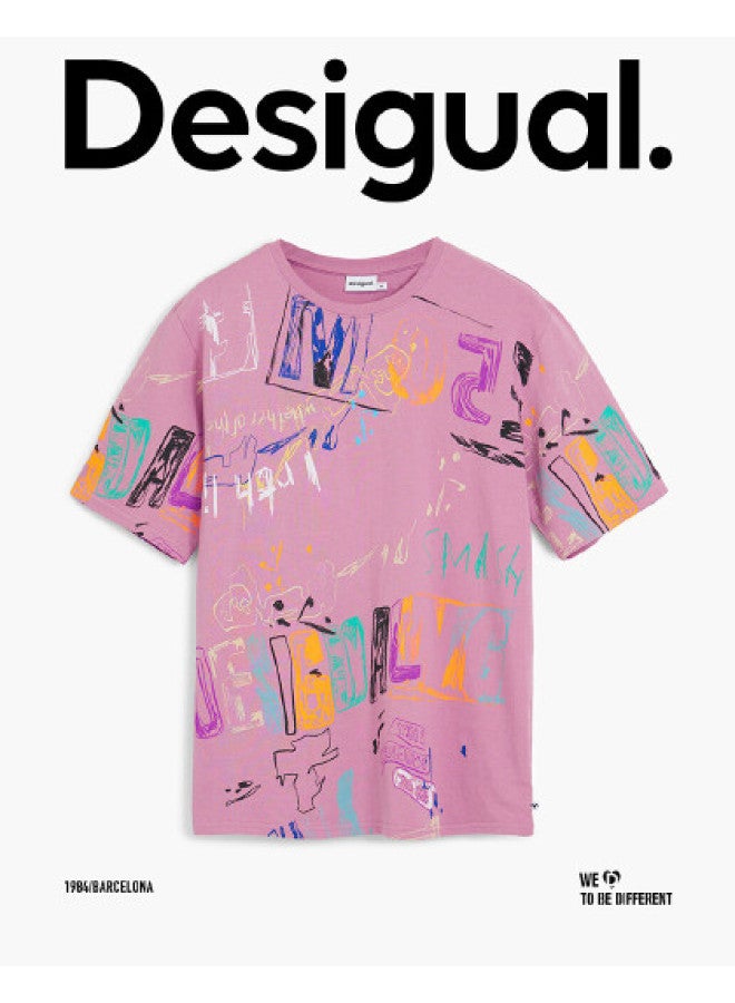 DESIGUAL تي شيرت رجالي بأكمام قصيرة وياقة دائرية مع طباعة حروف جرافيتي متعددة الألوان - مجموعة ربيع/صيف 2025 - Image 1