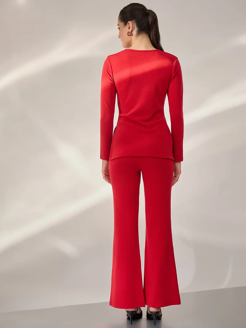 بانيت طقم متناسق (Co-ord Set) بلوزة حمراء مضلّعة ومحكمة (Fitted) مع بنطلون