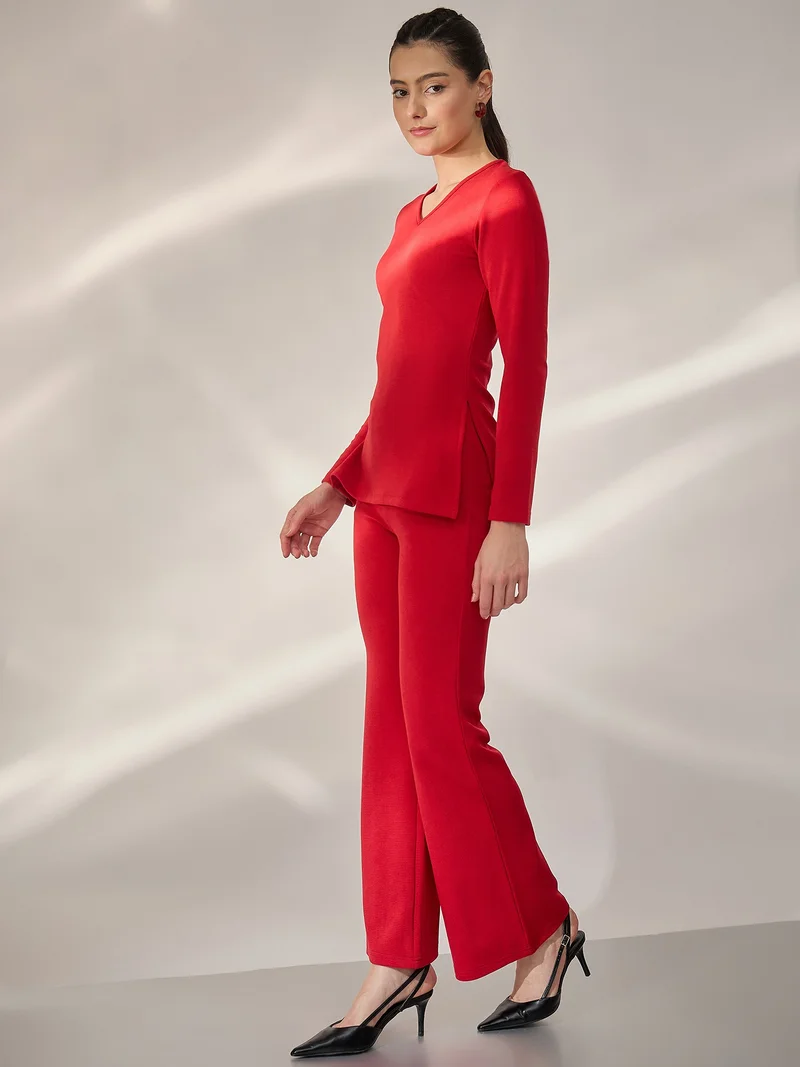 بانيت طقم متناسق (Co-ord Set) بلوزة حمراء مضلّعة ومحكمة (Fitted) مع بنطلون