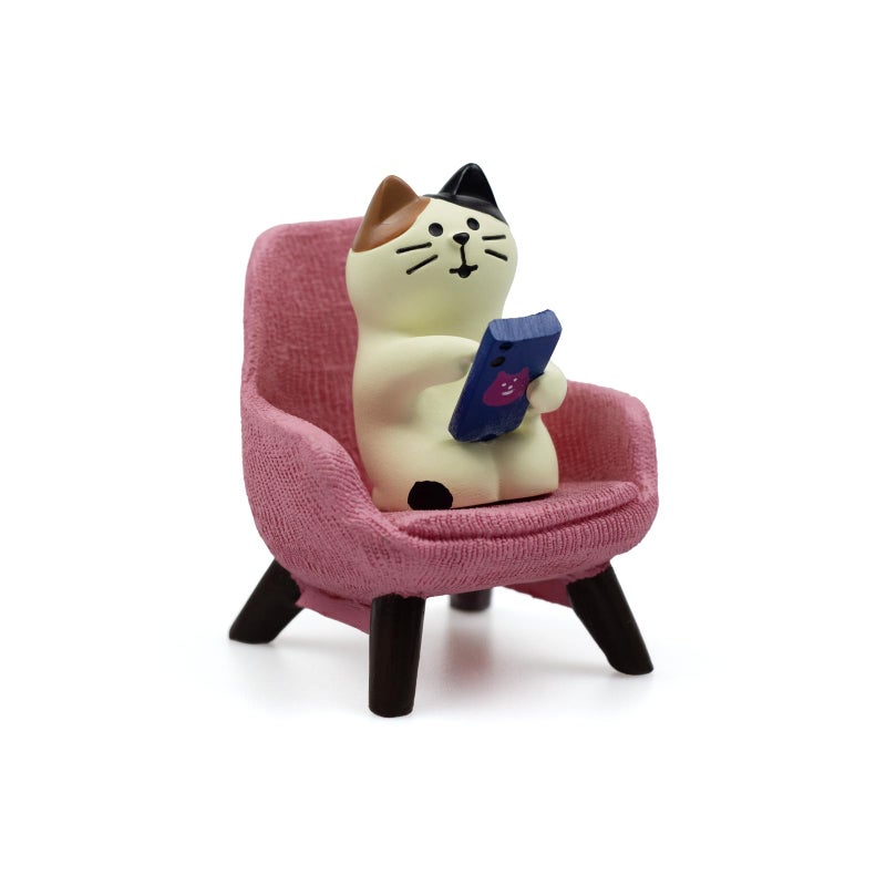 Refintural Cute Cat Playing Phone on Sofa Resin Figurine Desk Decor & Cat Lover Gift (Pink Sofa) - Image 1