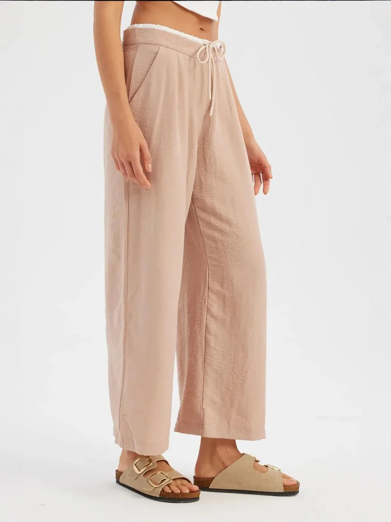 هيكاب بنطلون واسع الساق بخصر منخفض وحبل شد