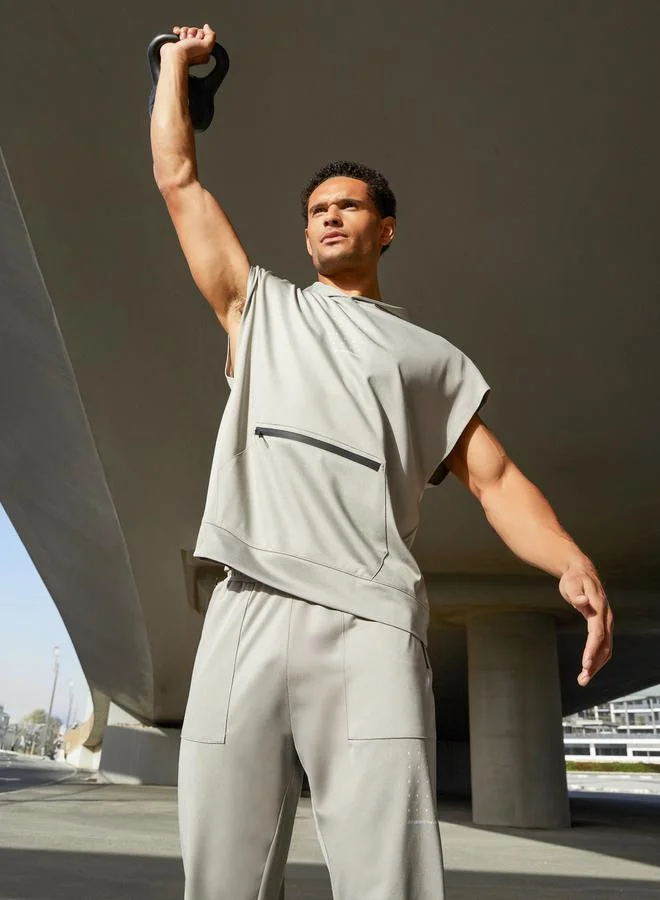 ستايلي هودي بدون أكمام مزين بطبعة مع تفاصيل سحاب