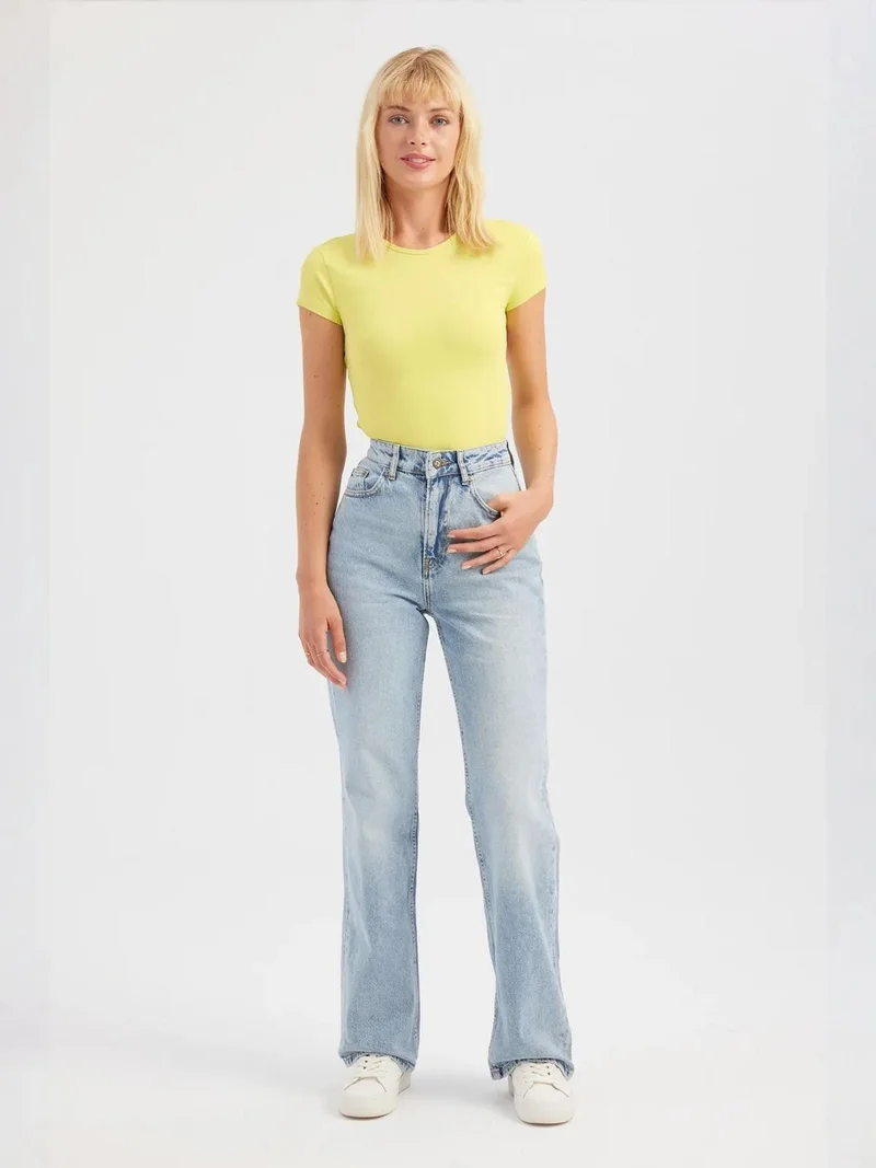 هيكاب بلوزة قصيرة بياقة مستديرة وأكمام قصيرة وظهر متقاطع