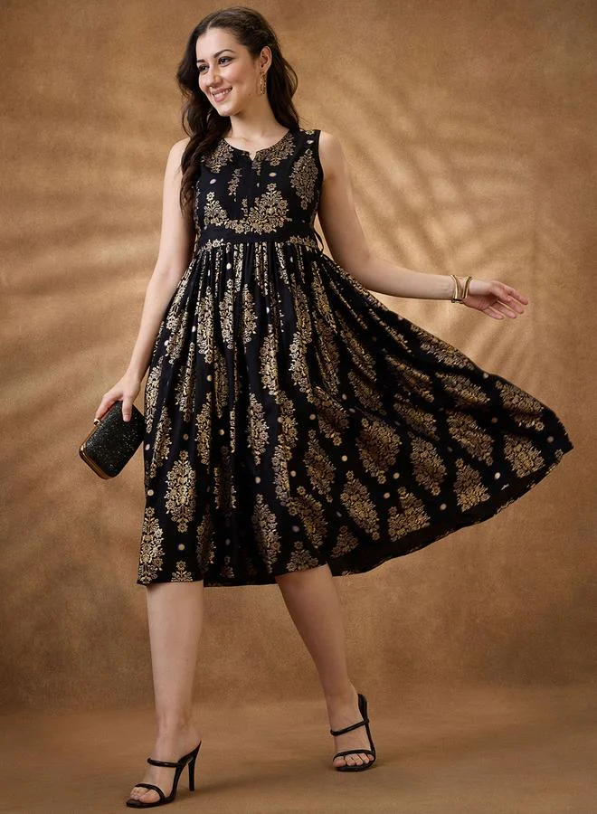 جلو باص فستان ميدي مطبع بفويل بنقشة إثنية بياقة دائرية وحافة واسعة