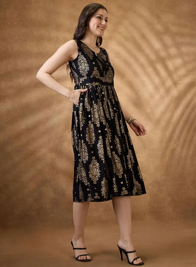 جلو باص فستان ميدي مطبع بفويل بنقشة إثنية بياقة دائرية وحافة واسعة