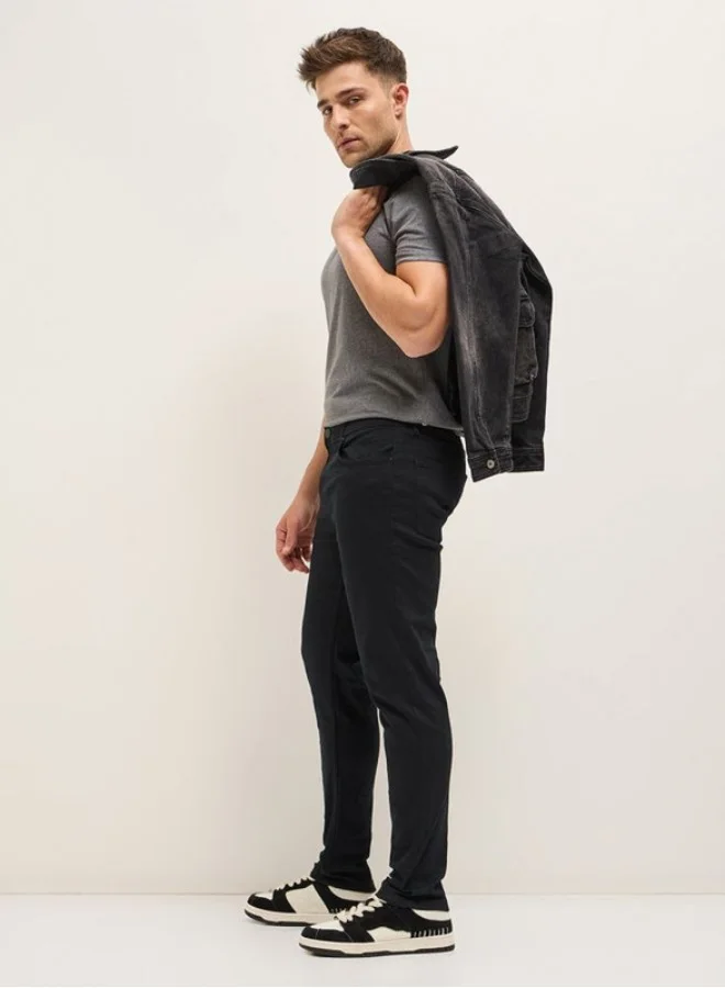 The Bear House  Men's Black Mid-Rise Slim Fit Jeans Classic Comfort With Modern Style, Perfect For Everyday Casual Looks And Effortless Streetwear Vibes for Men | Best Price UAE