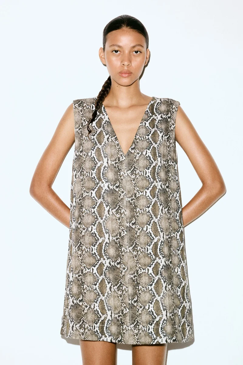 اتش اند ام فستان بقصة واسعة بياقة على شكل حرف