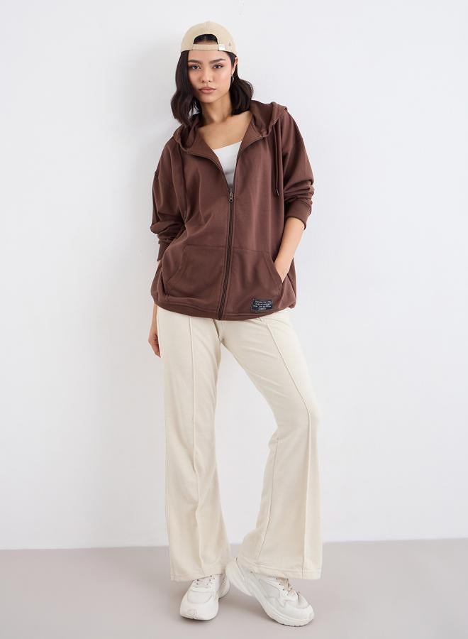 ستايلي جوغر بأرجل واسعة وتفاصيل محزوزة - Image 5