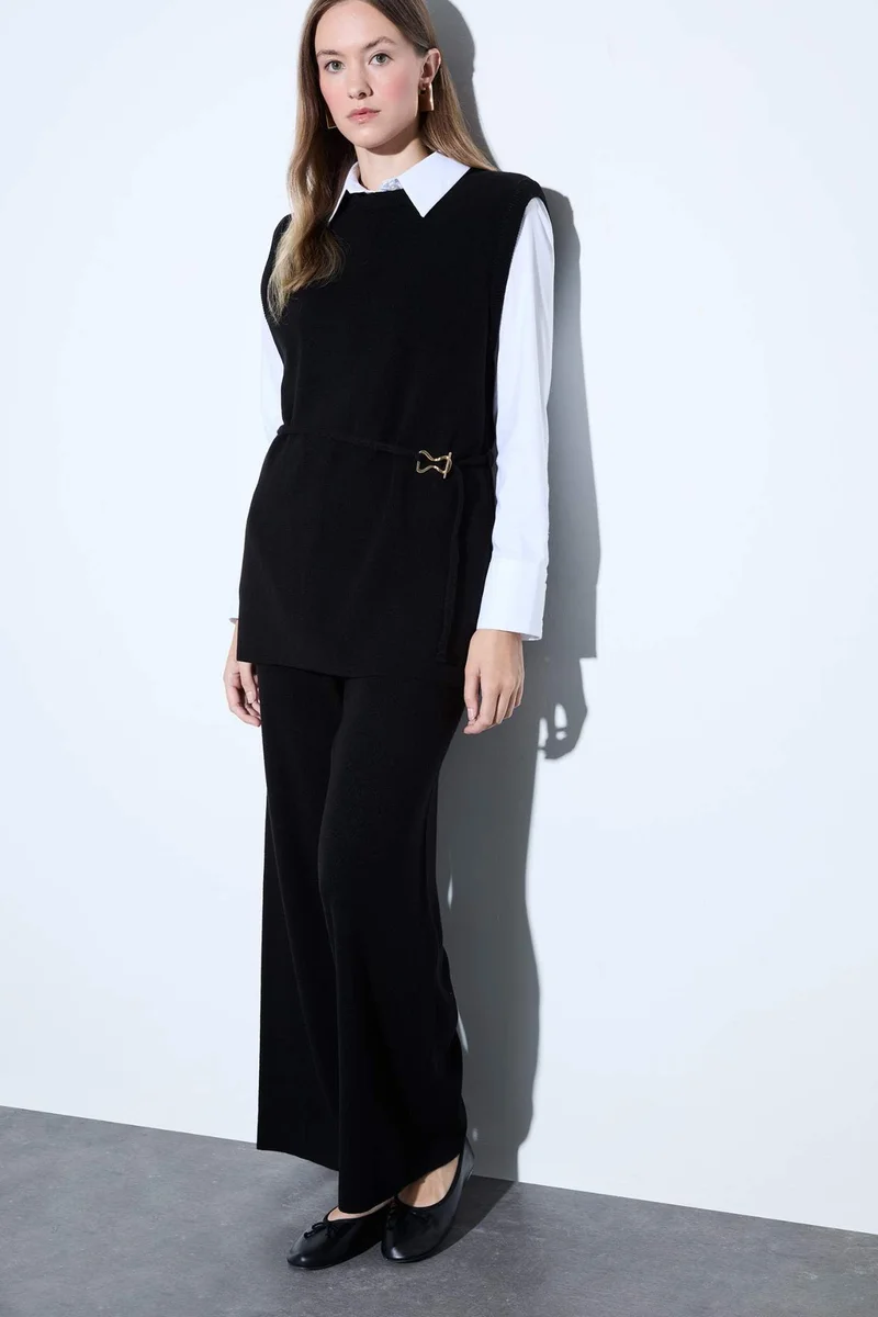 ديفاكتو Crew Neck Belt Detail Knit Vest