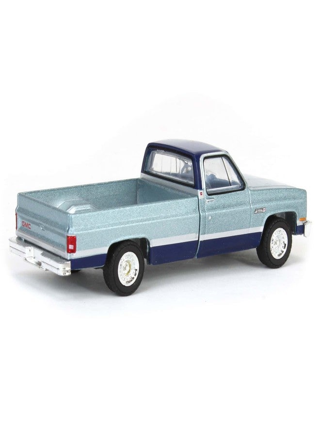 Truck شاحنة بمقياس 1/64، طراز GMC Sierra Classic K2500 موديل 1985، فضية وزرقاء، من إنتاج Down on The Farm 48090-D - Image 3