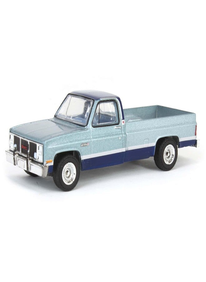 Truck شاحنة بمقياس 1/64، طراز GMC Sierra Classic K2500 موديل 1985، فضية وزرقاء، من إنتاج Down on The Farm 48090-D - Image 1