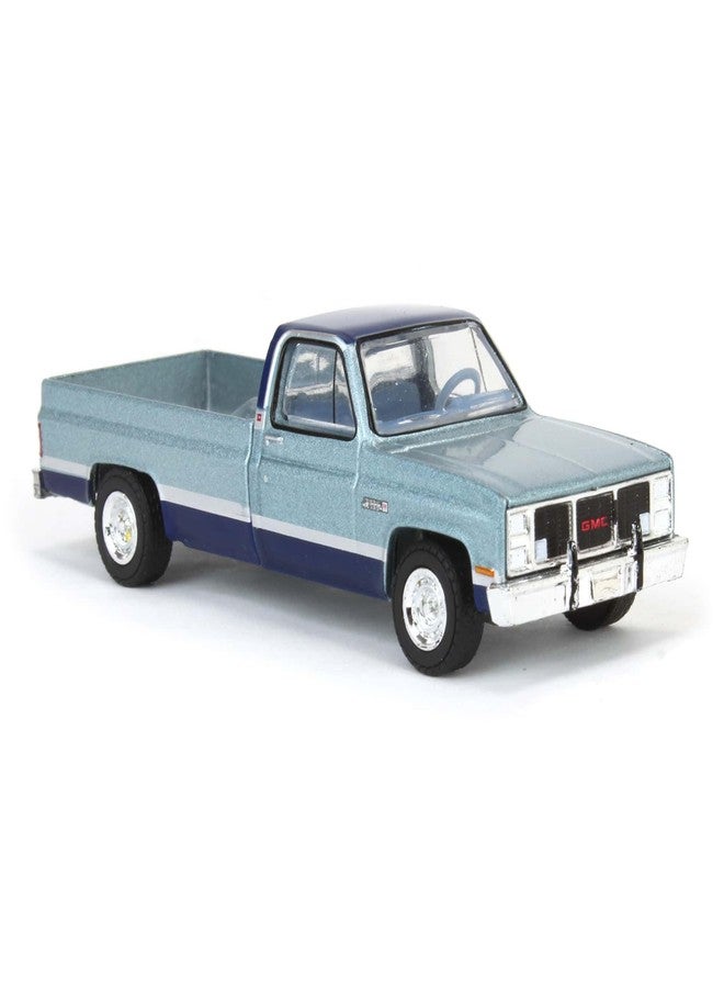 Truck شاحنة بمقياس 1/64، طراز GMC Sierra Classic K2500 موديل 1985، فضية وزرقاء، من إنتاج Down on The Farm 48090-D - Image 2