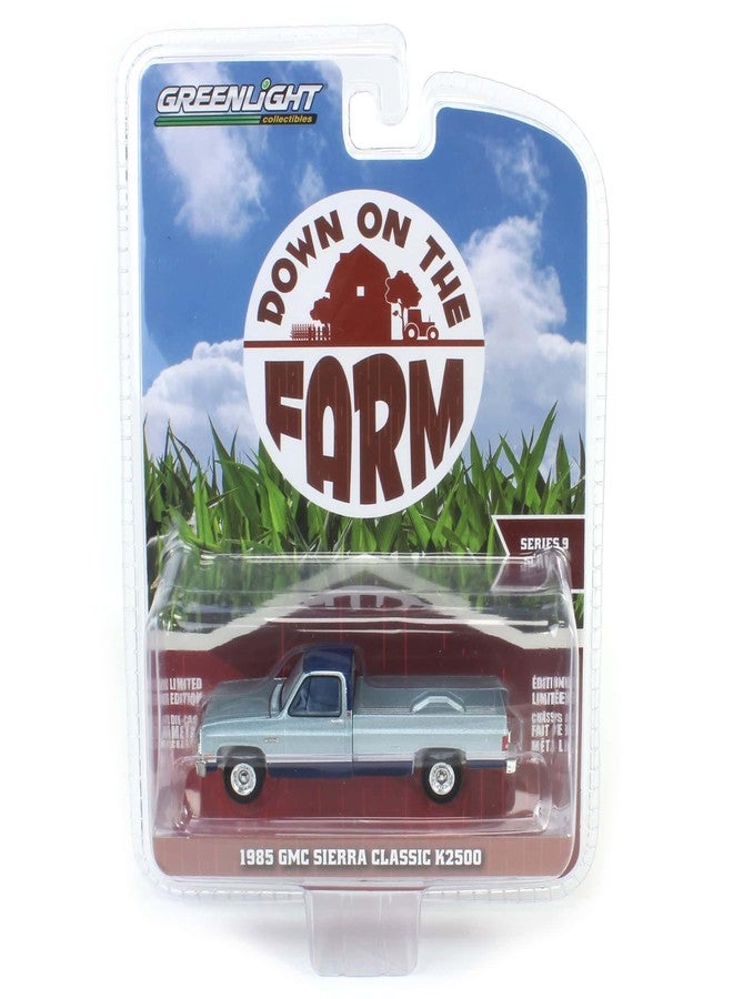Truck شاحنة بمقياس 1/64، طراز GMC Sierra Classic K2500 موديل 1985، فضية وزرقاء، من إنتاج Down on The Farm 48090-D - Image 5
