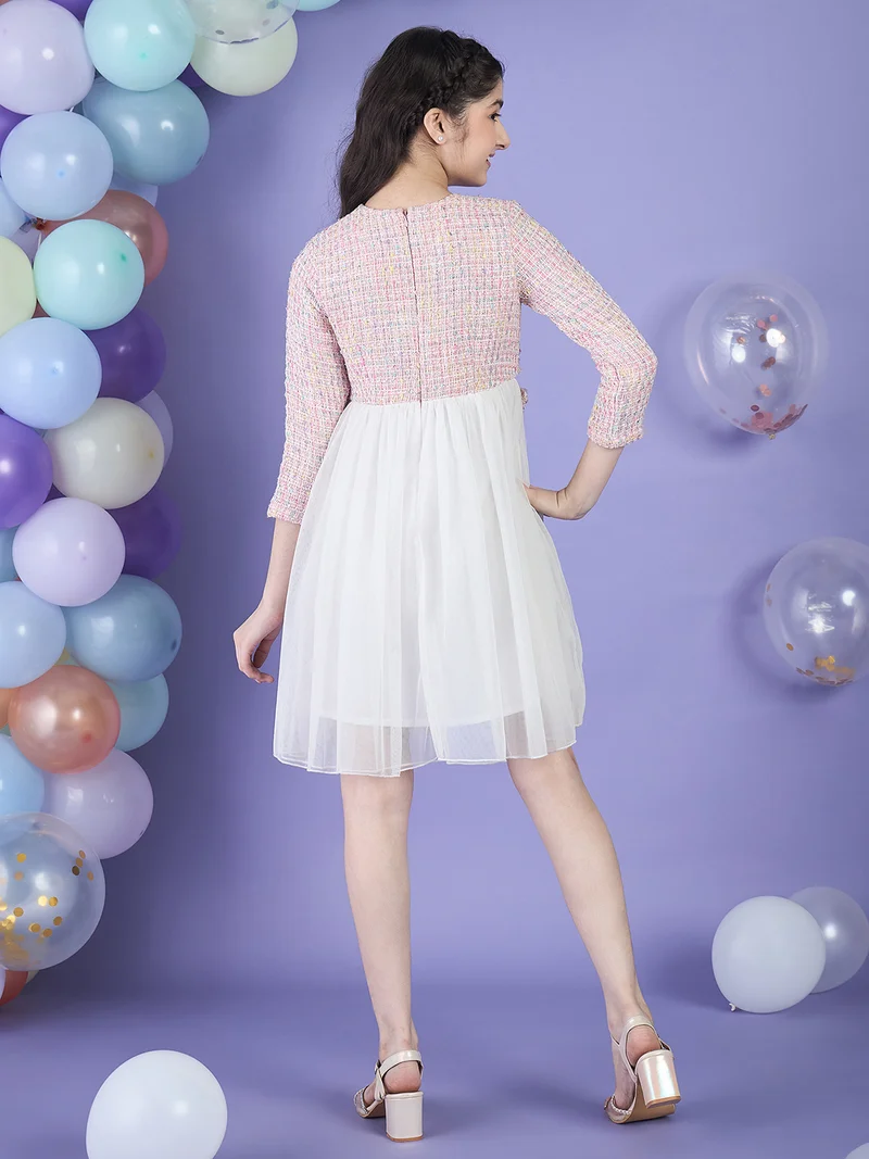شيري أند جيري فستان بناتي "Fit and Flare" كاروهات وردي وأبيض - نسيج التويد والشبكة (Mesh)، أكمام كاملة وقصة واسعة.