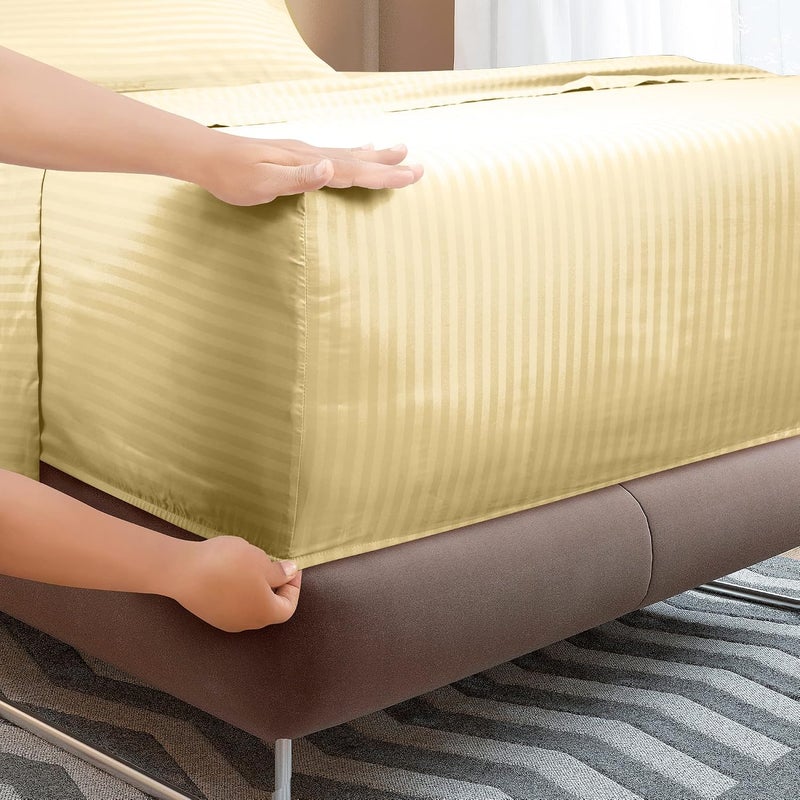 ROYALE LINENS طقم شراشف كال كينج 4 قطع من رويال لينينز - فراش مايكروفايبر ناعم - 1 شرشف مجهز، 1 شرشف مسطح، 2 كيس وسادة - مقاوم للتجعد والبهتان - شراشف فندقية فاخرة (رملي مخطط، كال كينج) - Image 3