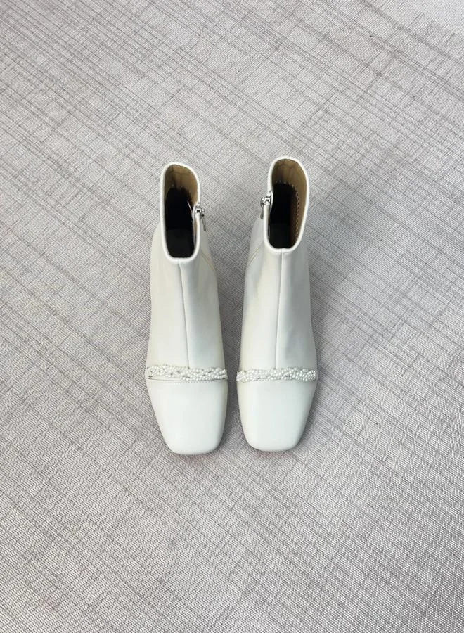 تايك تو حذاء بوت أبيض بتفاصيل لؤلؤ