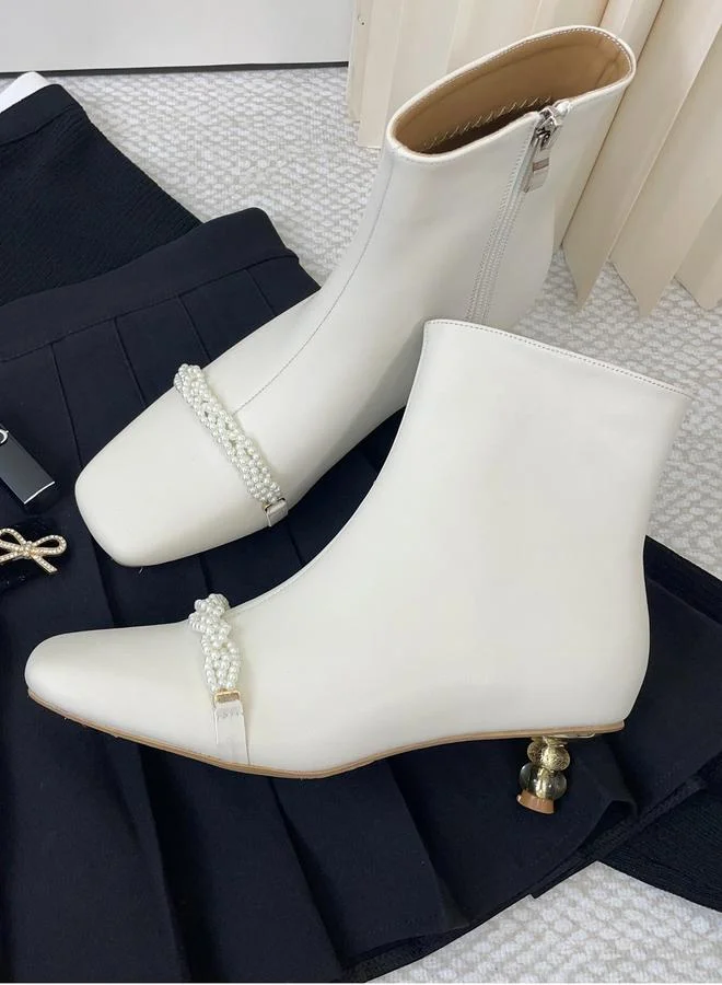 تايك تو حذاء بوت أبيض بتفاصيل لؤلؤ