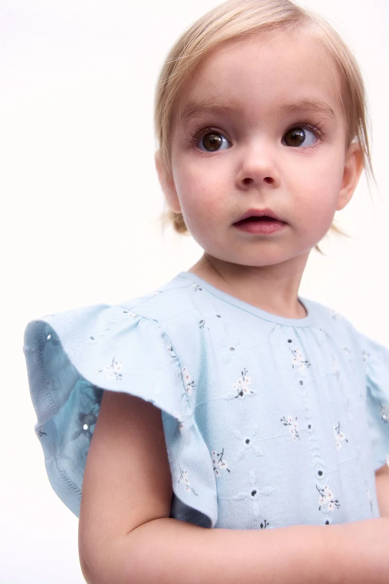 اتش اند ام فستان بتطريز أنجليزي