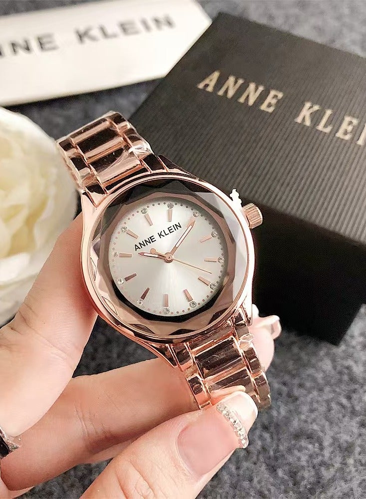 آن كلاين ساعة آن كلاين النسائية باللون الذهبي الوردي مع مينا مزينة بالكريستال وحزام من الذهب الوردي