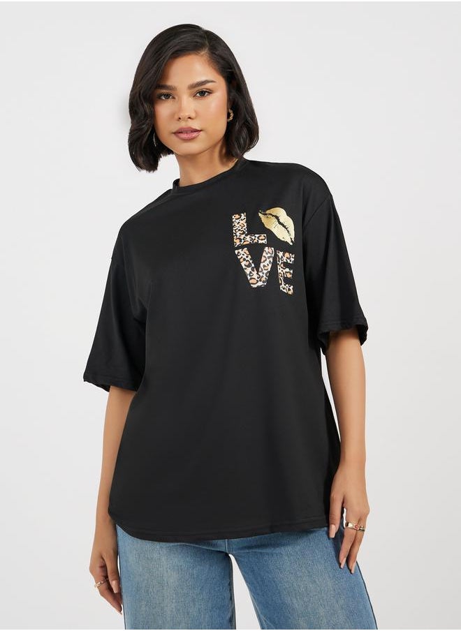 Styli - Oversized Graphic Print Round Neck Longline T-shirt - Image 1