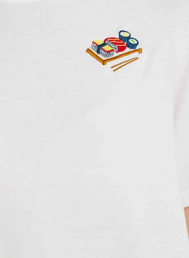 تايك تو تيشيرت قطن مطرز برقبة مستديرة وأكمام قصيرة