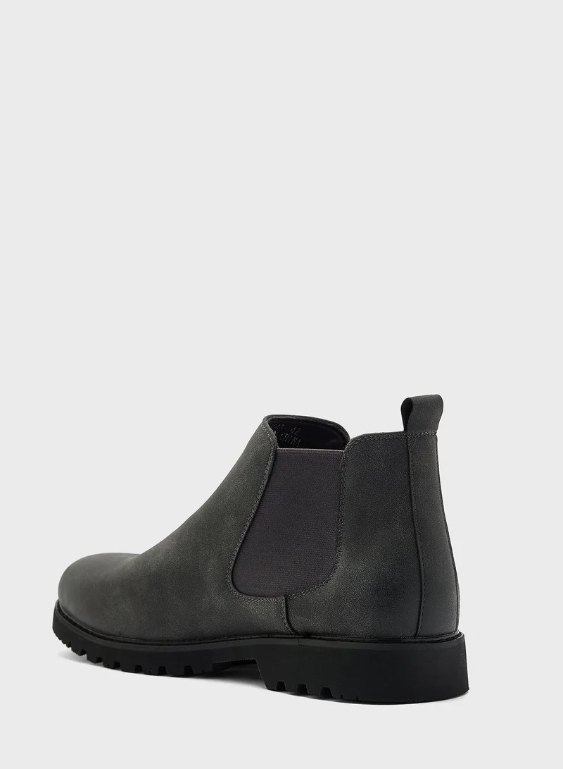 سفنتي فايف Faux Suede Chelsea Boots
