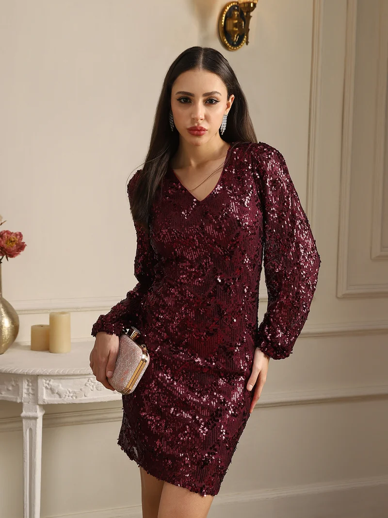 جلو باص فستان سهرة نسائي ضيق بياقة على شكل حرف  وأكمام أسقفية مزين بالترتر