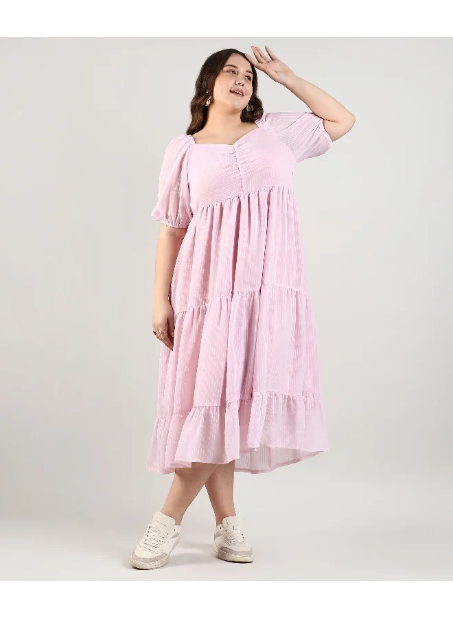 انستافاب بلس فستان متوسط ​​الطول مخطط ومزخرف باللون الوردي الفاتح للنساء