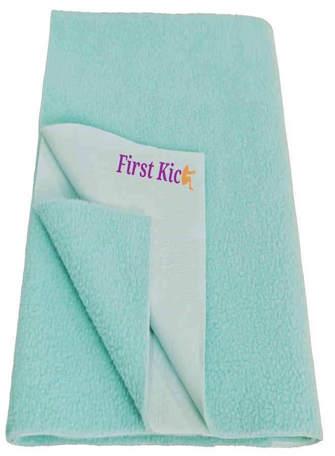 First Kick ملاءة سرير أطفال من فيرست كيك إنستادراي، مصنوعة من الصوف المقاوم للوبر، فائقة الامتصاص وسريعة الجفاف، لحماية سرير الطفل، مقاومة للماء، مقاس كبير 140×100 سم، عبوة من قطعة واحدة، لون أزرق سماوي - Image 1
