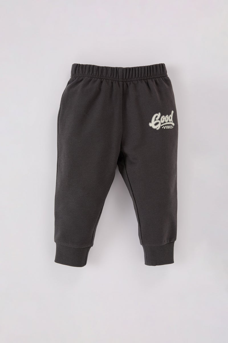 ديفاكتو طقم بيبي اولادي سويت شيرت وسويت بانتس بطبعة شعار - قطعتين - Image 2