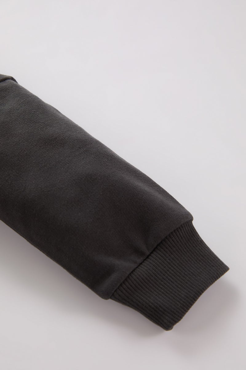 ديفاكتو طقم بيبي اولادي سويت شيرت وسويت بانتس بطبعة شعار - قطعتين - Image 4