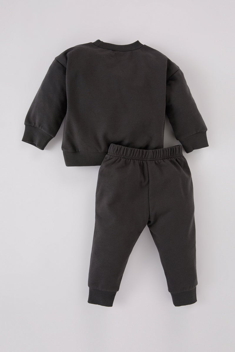 ديفاكتو طقم بيبي اولادي سويت شيرت وسويت بانتس بطبعة شعار - قطعتين - Image 5