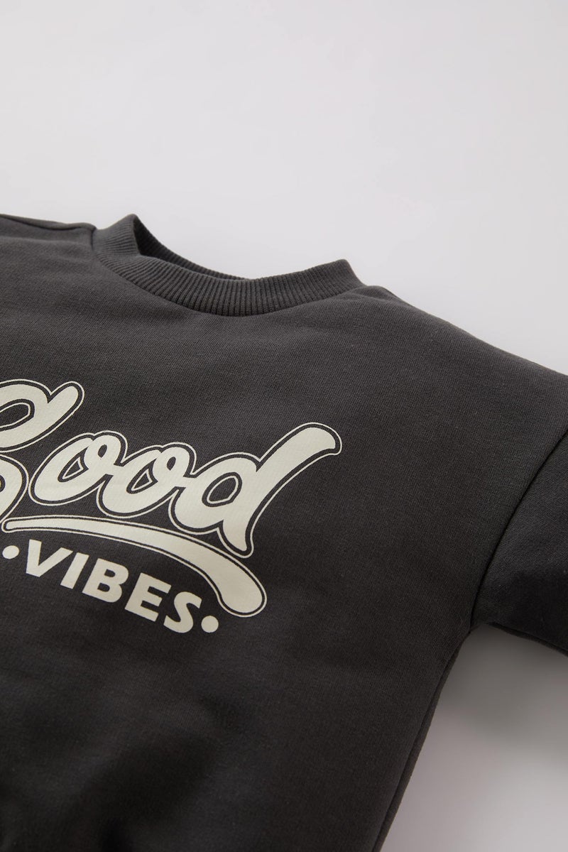 ديفاكتو طقم بيبي اولادي سويت شيرت وسويت بانتس بطبعة شعار - قطعتين - Image 3