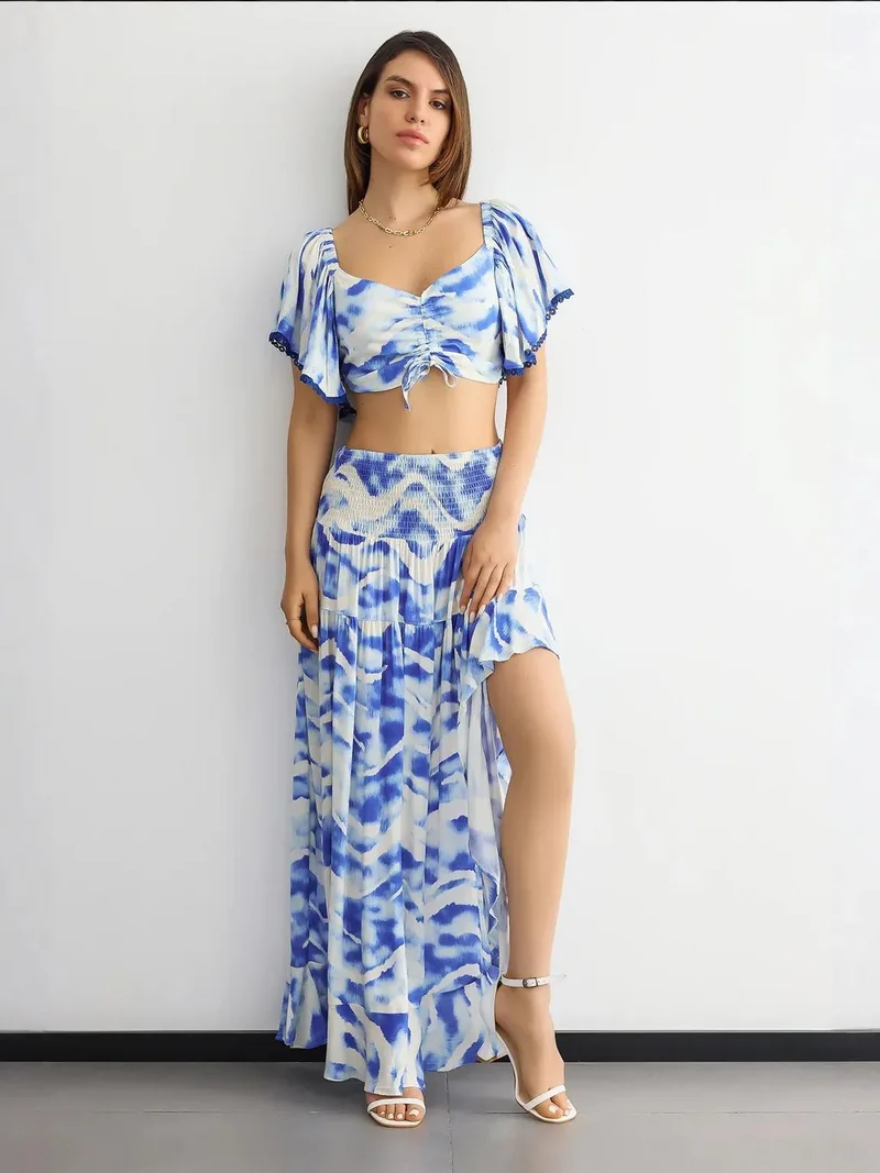 زوبعة طقم تنورة وبلوزة بخصر عالٍ بتصميم تاي داي وأكمام قصيرة غير متماثلة