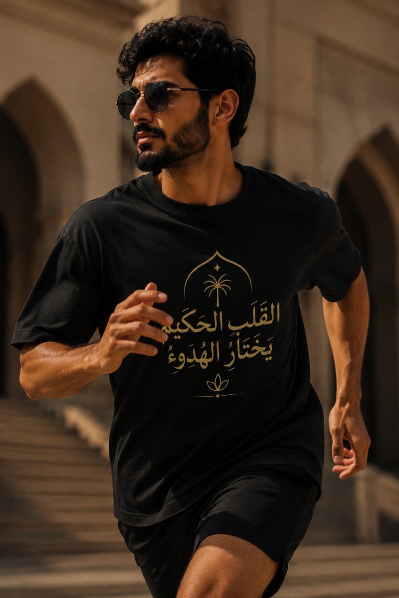 تي شيرت رجالي أسود بطباعة خط عربي أنيق بقصة واسعة وأكمام قصيرة وياقة دائرية ستايل عصري - Image 3