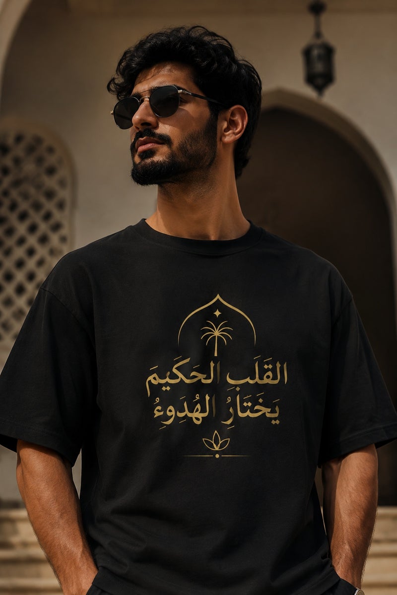 تي شيرت رجالي أسود بطباعة خط عربي أنيق بقصة واسعة وأكمام قصيرة وياقة دائرية ستايل عصري - Image 1