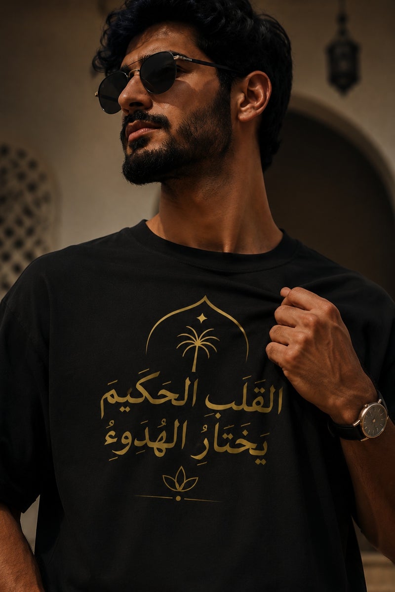 تي شيرت رجالي أسود بطباعة خط عربي أنيق بقصة واسعة وأكمام قصيرة وياقة دائرية ستايل عصري - Image 5