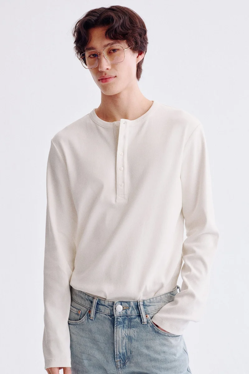 اتش اند ام قميص هينلي بقصة سلِم بقماش مرن