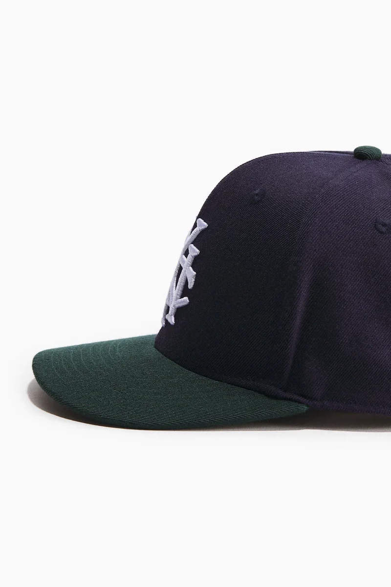 اتش اند ام قبعة كاب بنقشة مطرزة