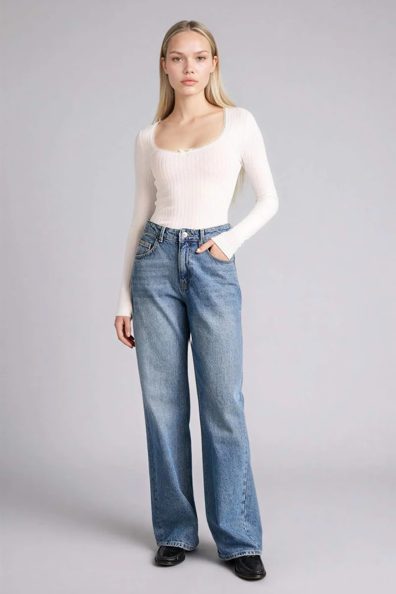 ديفاكتو Fitted U Collar Long Sleeves T-Shirt