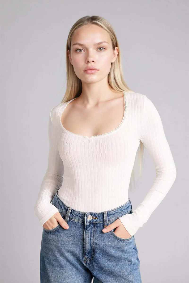ديفاكتو Fitted U Collar Long Sleeves T-Shirt