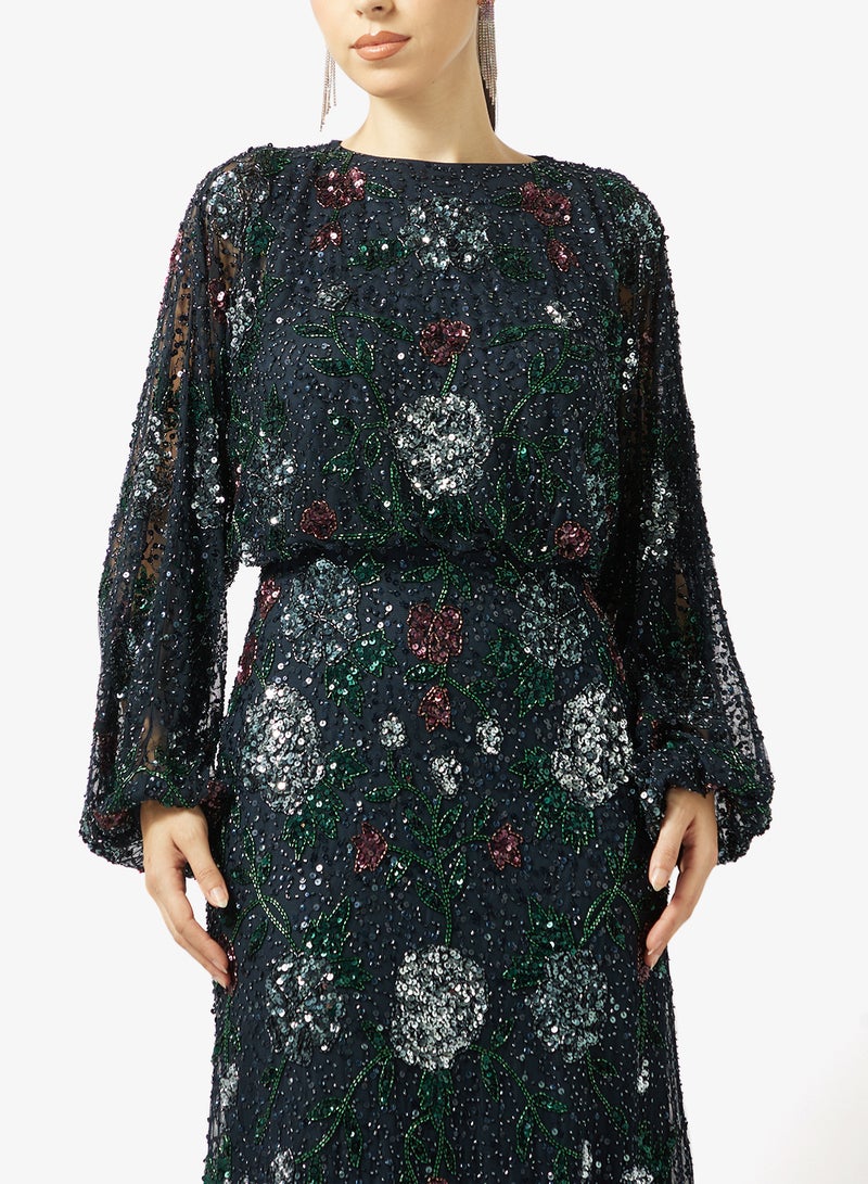 مايا فستان ماكسي بأكمام منفوشة طويلة وياقة مستديرة ومزين بالكامل - Image 3