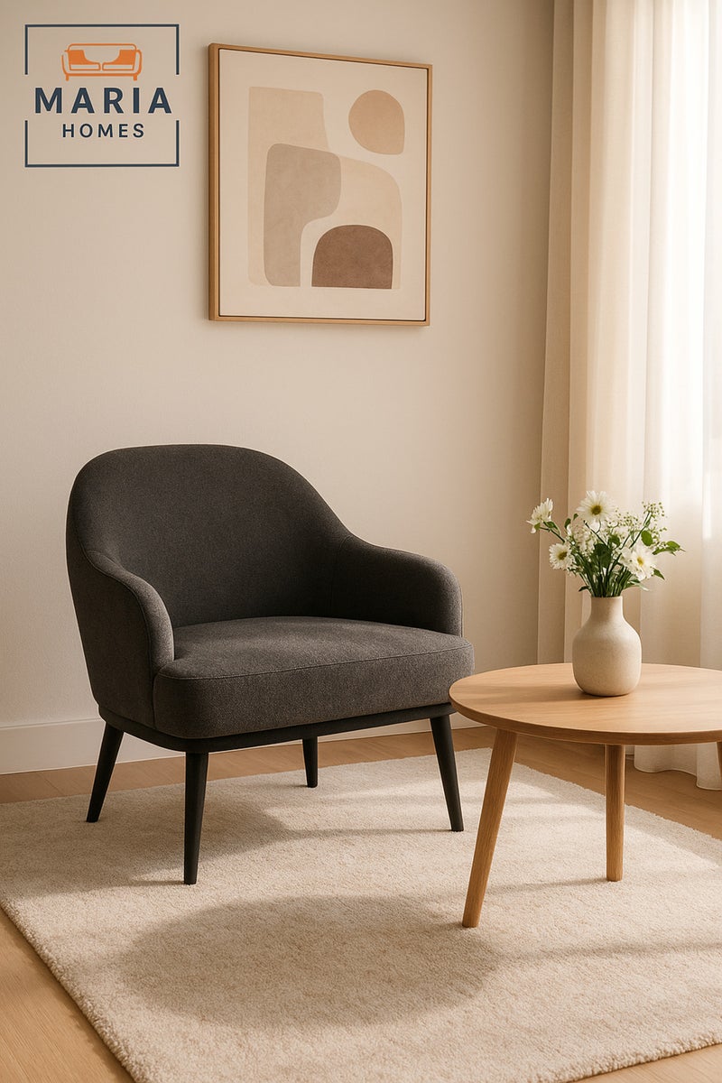 ماريا هومز كرسي بذراعين رمادي غامق - أريكة عصرية بمقعد واحد مع تنجيد من القماش وأرجل سوداء - Image 1